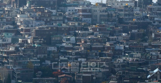 정부의 삼엄한 감시와 코로나 사태로 한동안 잠잠했던 재개발·재건축 빅위크가 본격화한다. 사진은 용산구 한남3 구역 주택가 모습.  <연합뉴스>